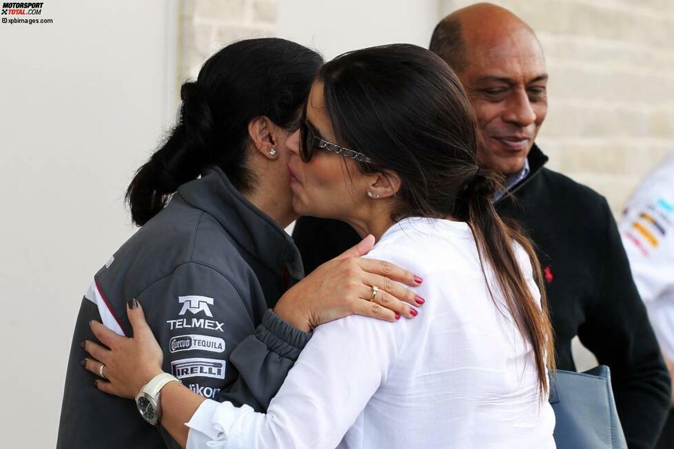 Übrigens: Die Familie (hier im Bild Ehefrau Gabriela mit Küsschen für Monisha Kaltenborn, Papa Maldonado im Hintergrund) flirtete beim vorletzten Saisonrennen 2013 schon intensiv mit Sauber. Dass es dann doch Lotus wurde für 2014, kommt daher für viele überraschend.