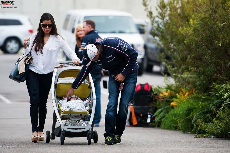 Trost holt er sich bei Gabriela, inzwischen zwar kein Popstar, aber immer noch treu an seiner Seite. Und bei Baby Maldonado, das der ganze Stolz des Formel-1-Stars ist.