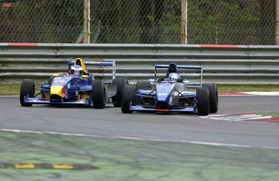 Die ersten Schritte in Europa: Pastor Maldonado, schon im zarten Alter von 18 Jahren mit der venezolanischen Flagge auf seinem Auto unterwegs, steigt 2003 in Italien in die Formel Renault ein und holt 2004 seinen ersten Titel. Hier im Bild gegen einen gewissen Scott Speed. Der Red-Bull-Junior sollte übrigens schon zwei Jahre später in der Formel 1 landen. Maldonado muss sich von 2004 an gerechnet noch sieben Jahre gedulden.