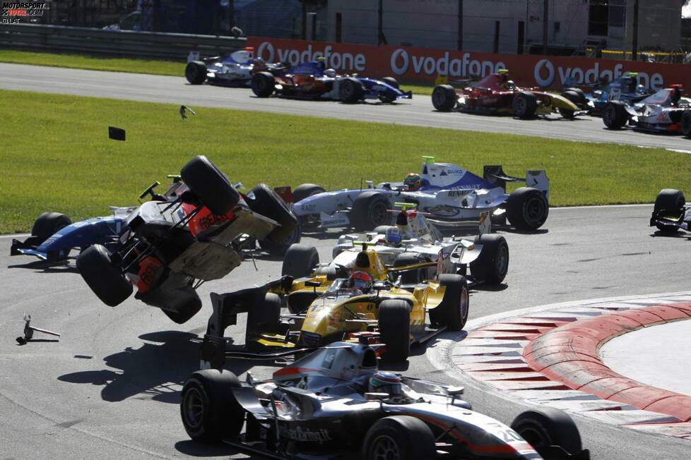 Apropos Pastor & Romain: Die beiden Herren, die später auch in der Formel 1 für viele Kontroversen sorgen sollten, sind beim GP2-Rennen in Monza in diese Startkollision verwickelt. Im Nachhinein könnte man unken: ein Vorgeschmack...