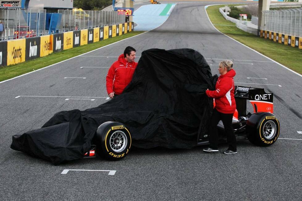 Relativ schmucklos präsentiert Marussia am Morgen des 5. Februar in Jerez den MR02. Keiner der Fahrer, sondern zwei Mitarbeiter entfernen die Plane vom Auto, mit dem das britisch-russische Team in seine vierte Formel-1-Saison startet. Vorausgegangen war ein turbulenter Winter.