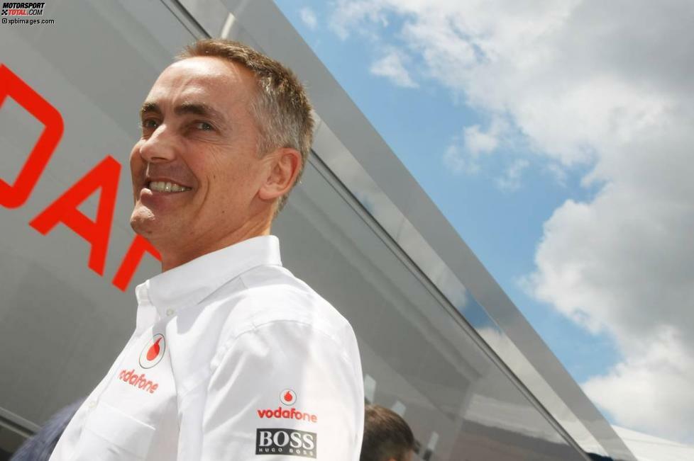 Martin Whitmarsh kam 1989 aus der Luftfahrtindustrie zu McLaren, auf ausdrücklichen Wunsch von Dennis, der den smarten Jungmanager als seinen Teamchef-Nachfolger aufbauen wollte und dies 20 Jahre lang konsequent tat. 1997 wurde Whitmarsh zum Management-Direktor, 2004 zum Geschäftsführer befördert. Während Dennis für seine kühle Art und Weise, das Team zu führen, bekannt war (Stichwort: 