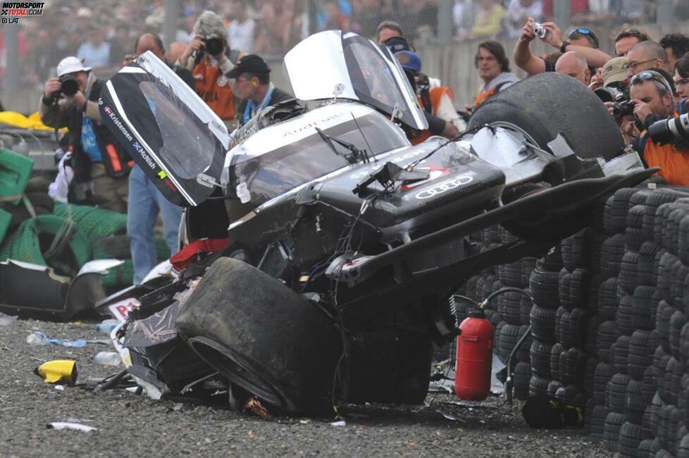 McNish, Streckenposten und Fotografen bleiben bei dem Horror-Unfall wie durch ein Wunder unverletzt.