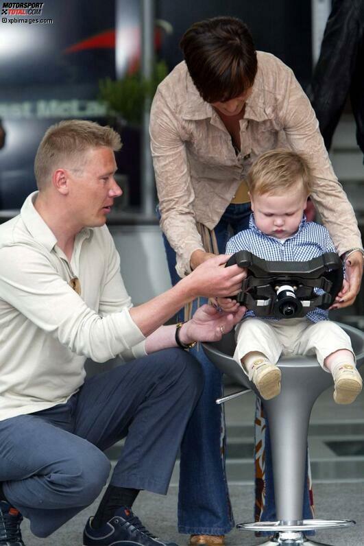 Und lässt sich anschließend vom stolzen Papa das McLaren-Lenkrad erklären. Die ersten Schritte auf dem Weg zur großen Formel-1-Karriere?