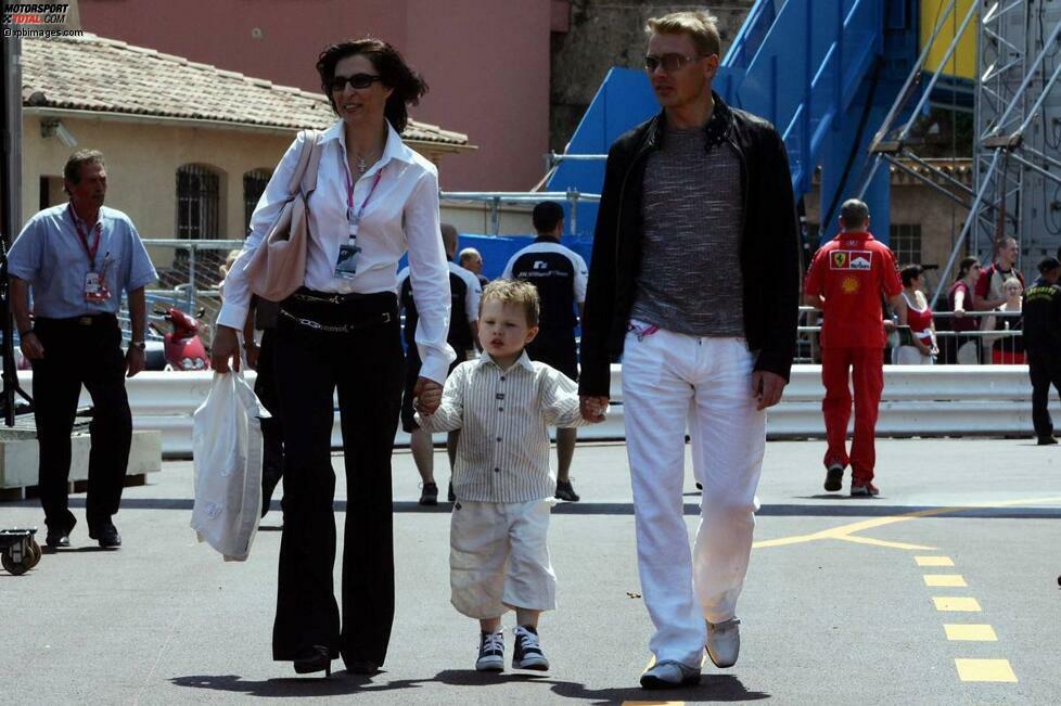 Die Häkkinens mit Hugo beim Grand Prix von Monaco 2004.