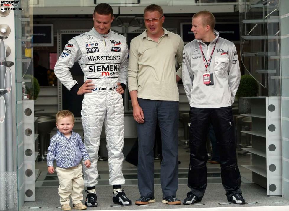 Und verzückt als Wonneproppen selbst Papas Nachfolger bei McLaren, David Coulthard und Kimi Räikkönen.
