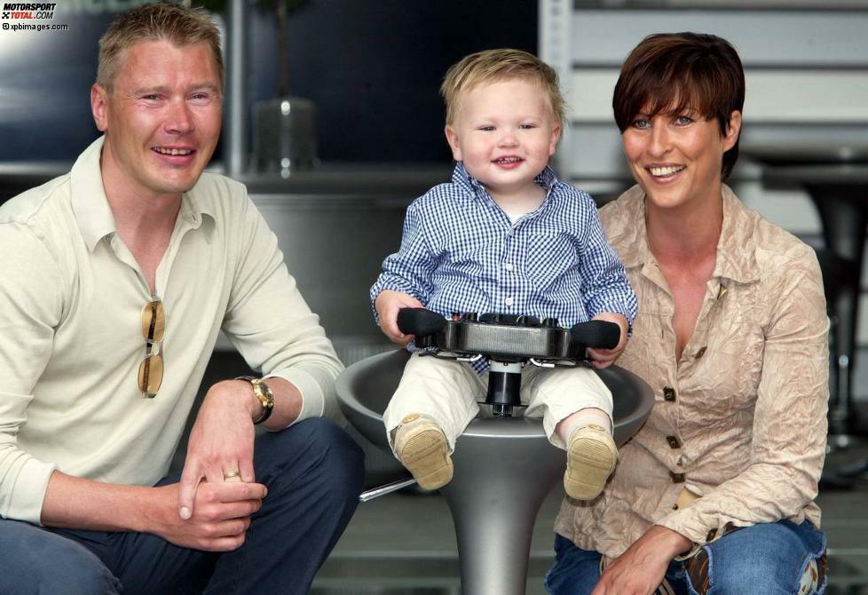Glückliche Familie: Mika, inzwischen nicht mehr Formel-1-Fahrer, Hugo und Erja beim Grand Prix von Monaco 2002.
