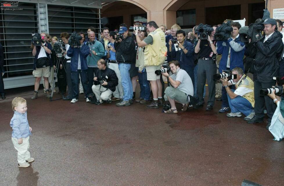 Hugo schafft es im Handumdrehen, die Aufmerksamkeit auf sich zu ziehen und die Fotografen-Meute für sich zu gewinnen.