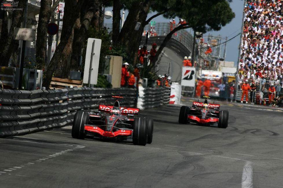 2007: Angespannte Stimmung bei McLaren, denn Rookie Lewis Hamilton meint, dass er das Rennen eigentlich gewinnen hätte können, muss sich aber wegen eines Nichtangriffspakts hinter Teamkollege Fernando Alonso anstellen. Der ist nach nur einem Jahr McLaren wieder weg.