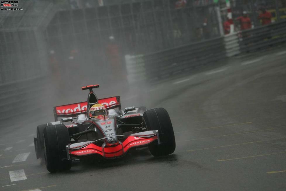 2008: Ein Jahr danach dann der erste Hamilton-Sieg in Monaco: Obwohl der junge Brite zu Beginn des Rennens bei nasser Piste in den Leitplanken einschlägt und sich einen Reifenschaden einhandelt, spielt er seine Klasse auf dem Stadtkurs aus und gewinnt vor Robert Kubica (BMW) und Felipe Massa (Ferrari).