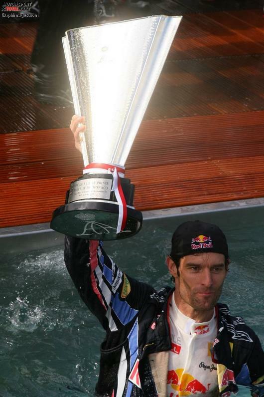 2010: Mark Webber (Red Bull) feiert einen souveränen Sieg im Fürstentum und kühlt sich danach im Swimmingpool der Energy-Station ab. Für eine Kontroverse sorgt Michael Schumacher (Mercedes), denn das Safety-Car biegt wenige Meter vor dem Ziel in die Box ab. Der Deutsche überholt noch einen Gegner - und wird dafür nachträglich mit einer Zeitstrafe belegt.