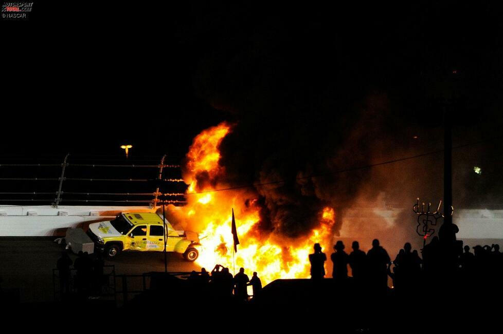 Die vielleicht spektakulärste Montoya-Aktion seiner NASCAR-Jahre: Er kracht 2012 beim Daytona 500 unter Gelber Flagge in einen Jet-Dryer