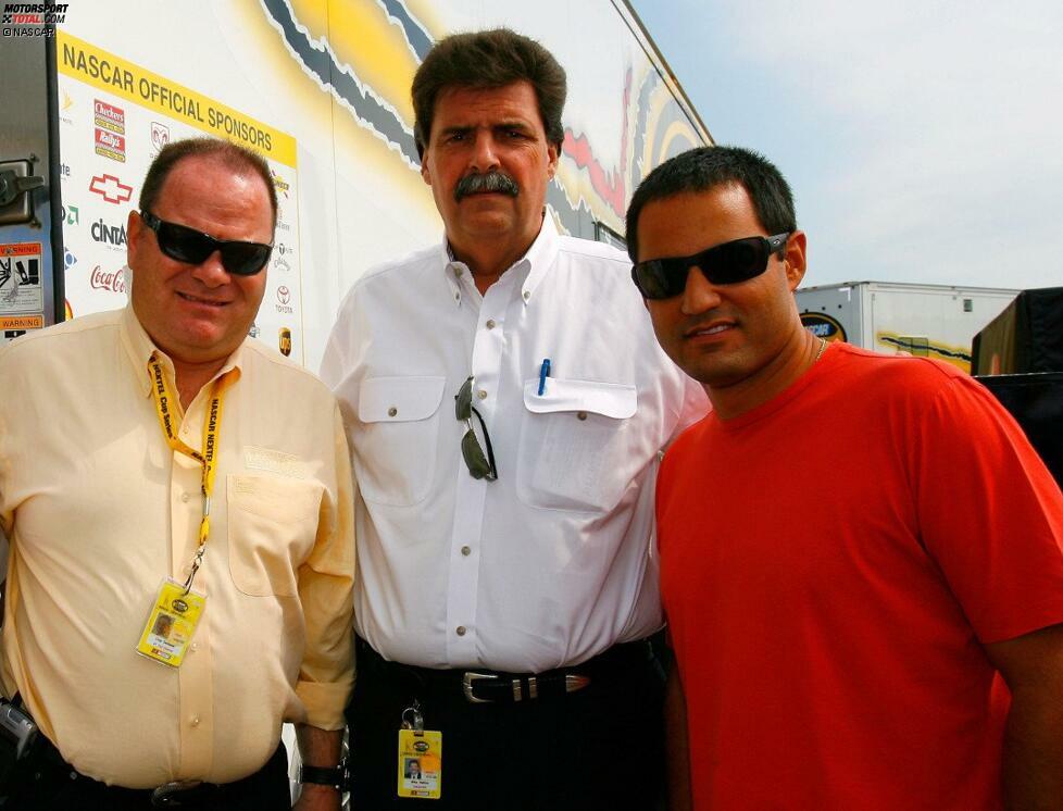 Am 9. Juli 2006 besucht der damalige Formel-1-Pilot Juan Pablo Montoya in Chicagoland ein NASCAR-Rennen, hier mit Chip Ganassi und NASCAR-Präsident Mike Helton