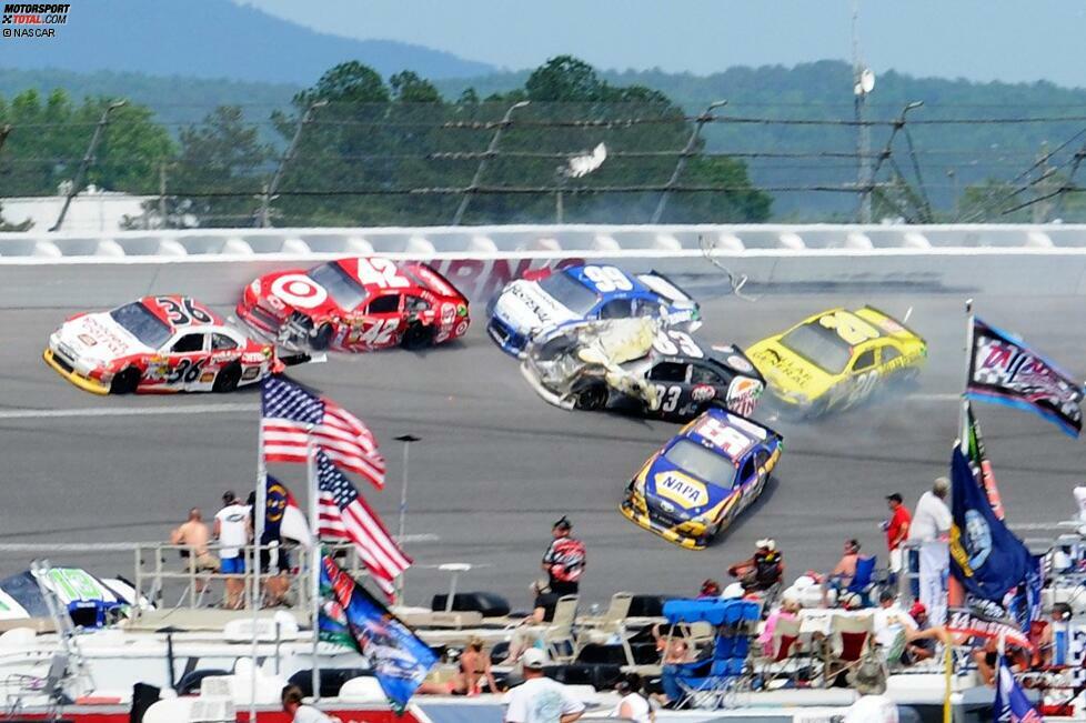 So geht es auch 2012 weiter: Crash in Talladega ...