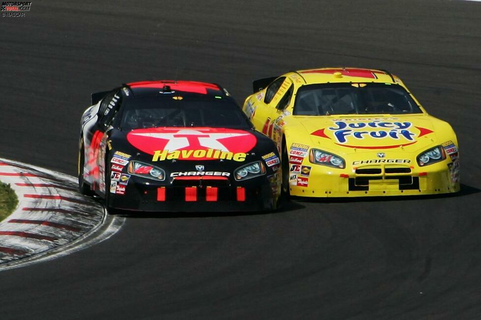 April 2007: Montoya (links) rempelt sich gegen seinen Ganassi-Teamkollegen zum Sieg im Busch-Rennen von Mexiko 