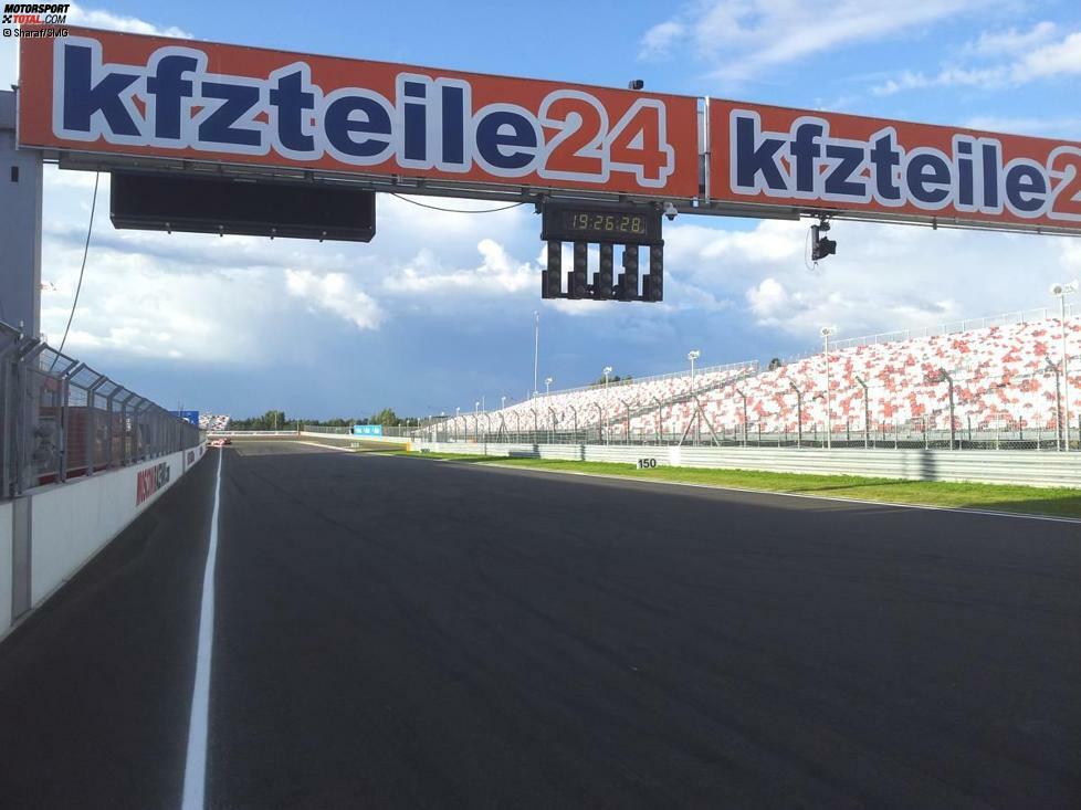 Los geht es mit einer Runde auf dem Moscow Raceway rund 70 Kilometer westlich der russischen Hauptstadt. Und hier springt die Ampel auf Grün: Die Anfahrt zu Kurve eins ist relativ kurz, die Pole-Position also ein wertvoller Vorteil.