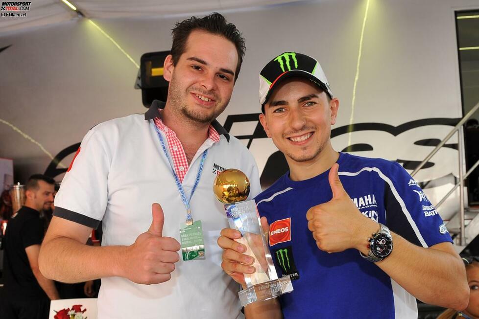 Titelverteidiger war wie in der WM Jorge Lorenzo, der am Rande des Rennens von Misano von unserem Redakteur Gerald Dirnbeck den Pokal überreicht bekam.