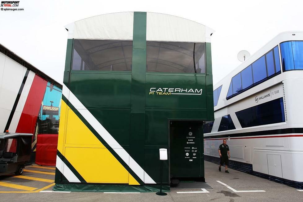 Und jetzt zu den jüngsten Teams im Formel-1-Feld. Den Anfang macht Caterham. Der Rennstall von Tony Fernandes gewinnt aber weder den Preis für das größte noch für das hübscheste Motorhome im Fahrerlager. Immerhin: Funktional ist es. Und es trägt seine Bezeichnung völlig zurecht. Denn so haben die Motorhomes bis vor wenigen Jahren noch überall im Fahrerlager ausgesehen. Bis die Paläste Einzug hielten...