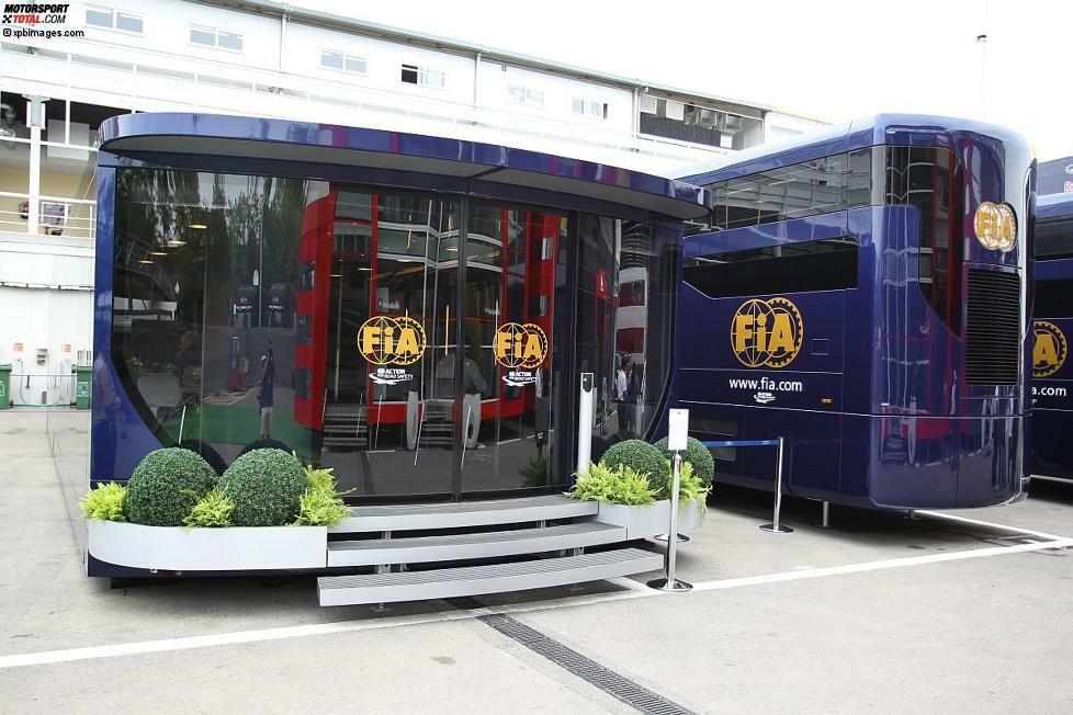 Das schiere Größe nicht alles sein muss, beweist der Automobil-Weltverband (FIA): Ist Präsident Jean Todt zu Gast, geht er in diesem Motorhome ein und aus. Wohlgemerkt: auf nur einer Etage...