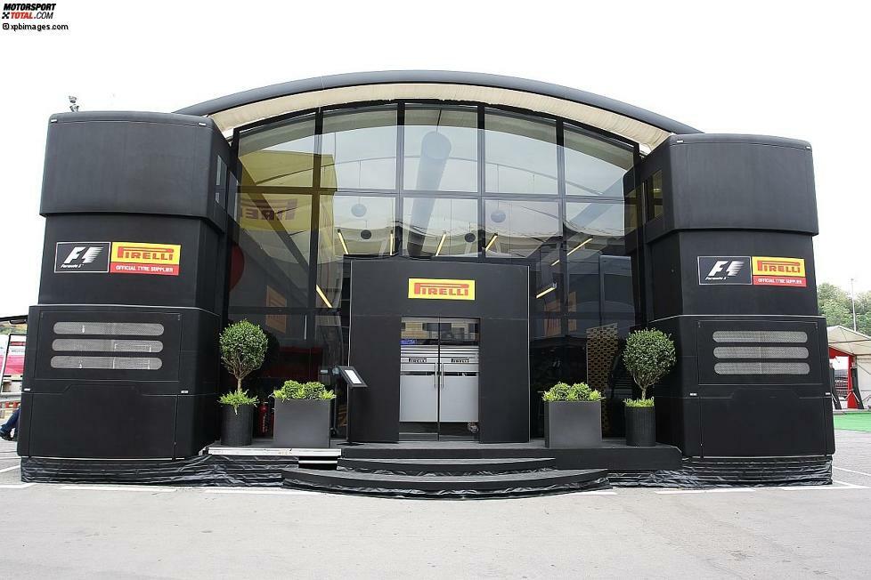 Und zum Schluss noch der Reifenhersteller: Pirelli hat ein in seinen Motorsport-Farben gehaltenes Motorhome, das den Vergleich zu den Formel-1-Teams nicht zu scheuen braucht. Pirelli hat aber auch keine Konkurrenz: Sie sind der alleinige Lieferant in der Königsklasse.