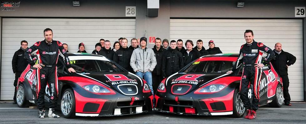 Das Münnich-Team stellt sich vor: Der deutsche Rennstall um Teamchef Rene Münnich (links vorn), Weltmeister Rob Huff (Mitte) und Teammanager Marc Basseng (rechts vorn) nimmt 2013 erstmals an der WTCC teil. Bei den Testfahrten am Slovakiaring entstand dieses Teamfoto. Kurz nachdem Huff seine ersten Meter im SEAT Leon zurückgelegt hatte.