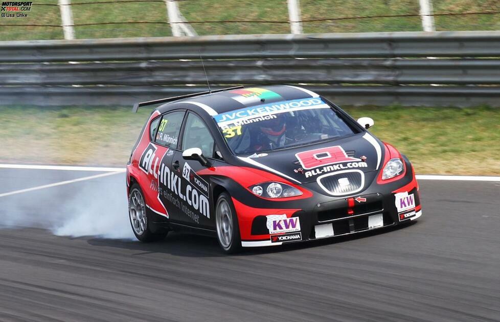 Neu ist die WTCC hingegen für Rene Münnich (Foto) und Marc Basseng, die sich in den jeweils nur 30 Minuten kurzen Freien Trainings auf die Fahrzeuge und die Meisterschaft einstellen müssen. Da blieb beim Anbremsen der Parabolica schon mal ein Rad stehen...