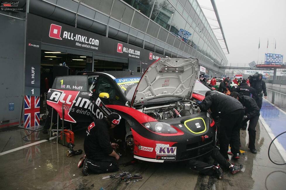 Rob Huff gelang hingegen eine starke Aufholjagd. Im Regen von Monza fuhr er von ganz hinten noch auf den sechsten Platz nach vorn und punktete. In der Reparaturpause konnten sich dann auch die Münnich-Mechaniker beweisen: Am Auto von Huff war einiges zu tun, was die Crew aber rechzeitig meisterte.