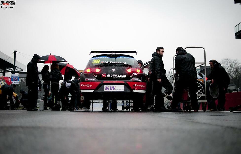 Dann wurde es endlich ernst: Vor dem Start zum ersten WTCC-Rennen für das Münnich-Team blieb das Auto von Marc Basseng aber etwas zu lange aufgebockt. Die Rennleitung kannte keine Gnade: Eine Durchfahrtsstrafe warf Basseng im Rennen aus den Punkterängen zurück.