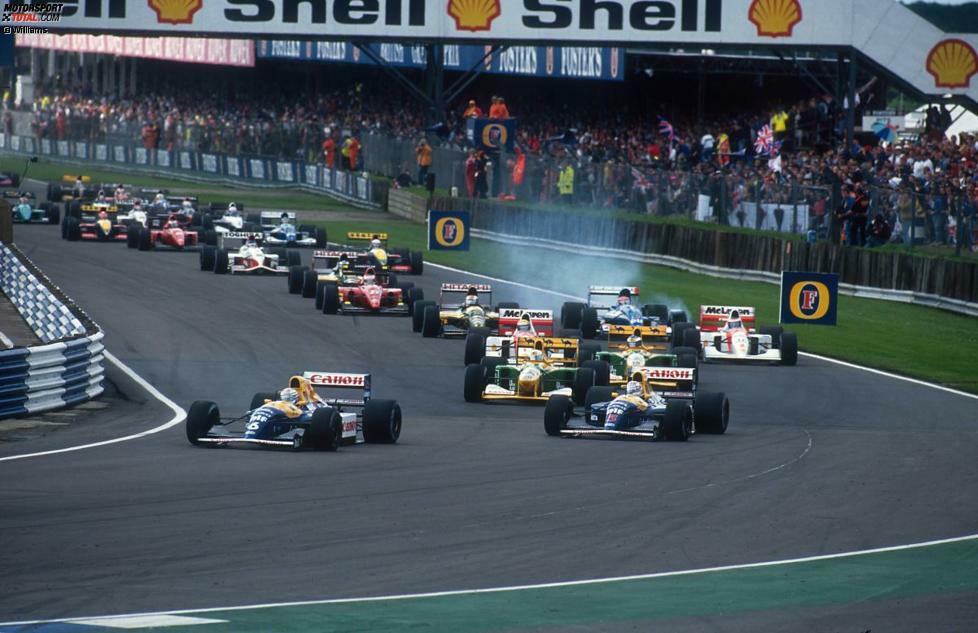 Fast 300 km/h und eine der am meisten unterschätzten Kurven der Formel 1: Copse in Silverstone war früher die erste Kurve auf dem ehemaligen Flugfeld, seit dem Umbau ist sie es nicht mehr. Durch die Umstellung von V10- auf V8-Motoren geht die Kurve teilweise voll - aber wenn, dann mit den meisten Autos nur auf der allerletzten Rille.