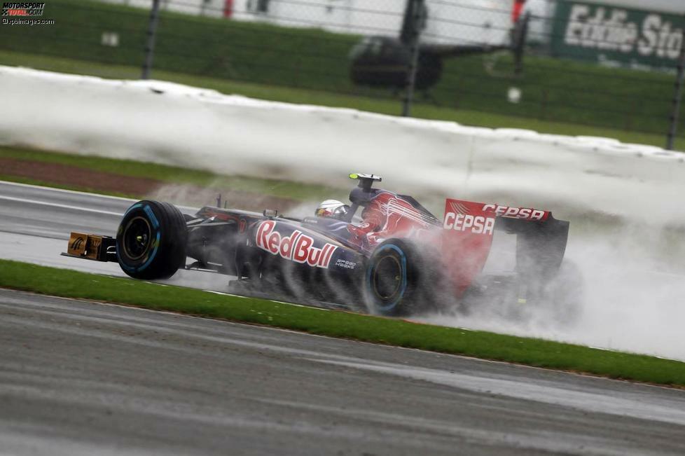 Nur ein paar Fahrsekunden nach Copse folgt in Silverstone die Kombination aus Maggotts, Becketts und Chapel (300 km/h am Eingang, 200 in der Mitte, 280 am Ausgang), nicht nur im Regen eine der größten Herausforderungen der Formel 1. Besonders schwierig: Beim Durchfahren der schnellen Kurven nimmt die Geschwindigkeit ab, sodass die Fahrer mitten in der Kurve herunterschalten müssen.