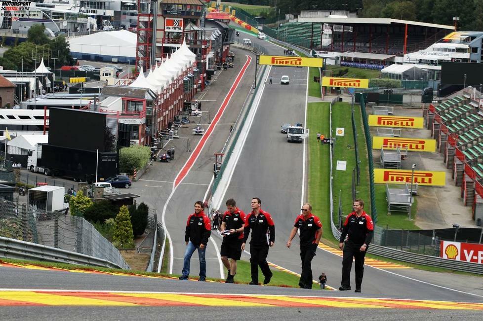 Zwar geht die Senke Eau Rouge in Spa-Francorchamps mit modernen Formel-1-Autos locker voll, von ihrem Mythos hat sie trotzdem kaum etwas verloren. Die Kurve ist benannt nach dem nahe gelegenen Fluss, dessen Wasser sehr eisenhaltig (