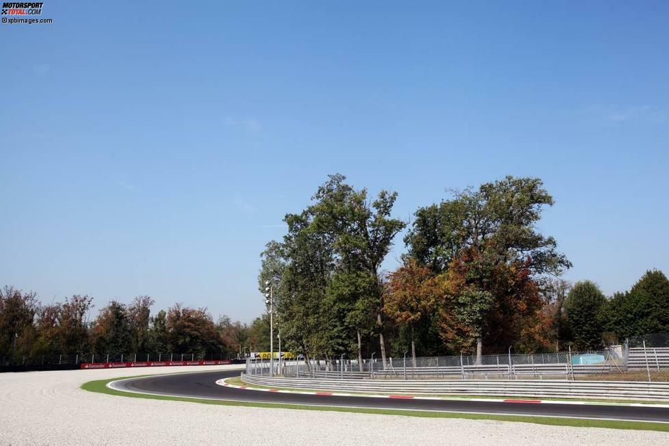 Die Parabolica-Zielkurve in Monza, die am Scheitelpunkt (215 km/h) sehr eng zu-, dann aber immer weiter aufmacht (285 km/h am Ausgang), ist der Stoff, aus dem Formel-1-Legenden gemacht sind. Jochen Rindt hat hier 1970 sein Leben gelassen - und wurde in jenem Jahr trotzdem posthum Weltmeister. Besonders tückisch: Weil Monza eine Hochgeschwindigkeits-Abstimmung erfordert, müssen die Fahrer mit wenig Anpressdruck auskommen.