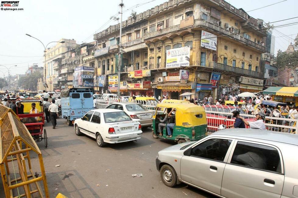 Der Grand Prix von Indien in Noida mag auf der Rennstrecke nicht die ganz großen Mutproben bieten, dafür ist es umso mutiger, sich mit einem Mietwagen in den chaotischen Straßenverkehr der Hauptstadt Delhi zu stürzen. Für Nicht-Inder ein klares No-Go!