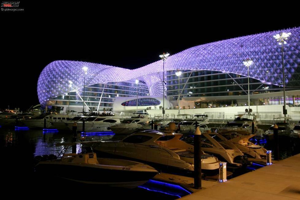 Die größte Mutprobe in Abu Dhabi: die Rechnung für das berühmte Yas-Viceroy-Hotel, dessen kleinste Zimmer bei 55 Quadratmetern beginnen (bis zu 400 Quadratmeter für die Präsidentensuite mit eigenem Swimmingpool), selbst zu bezahlen. Selbst außerhalb der Formel-1-Wochenenden blättert man dafür fast 200 Euro pro Nacht hin - und beim Grand Prix sind die Zimmer sowieso fast unerschwinglich (und ein Jahr im Voraus ausgebucht).