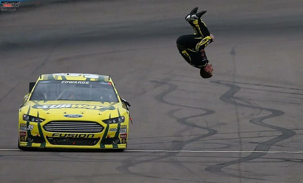 Carl Edwards ist auch wieder da. Sein Rückwärtssalto in Phoenix bleibt aber eines der ganz wenigen Ausrufezeichen des Roush-Jahres. Die Ford-Werkstruppe hat letztlich keine Chance gegen Hendrick Motorsports und Joe Gibbs Racing.