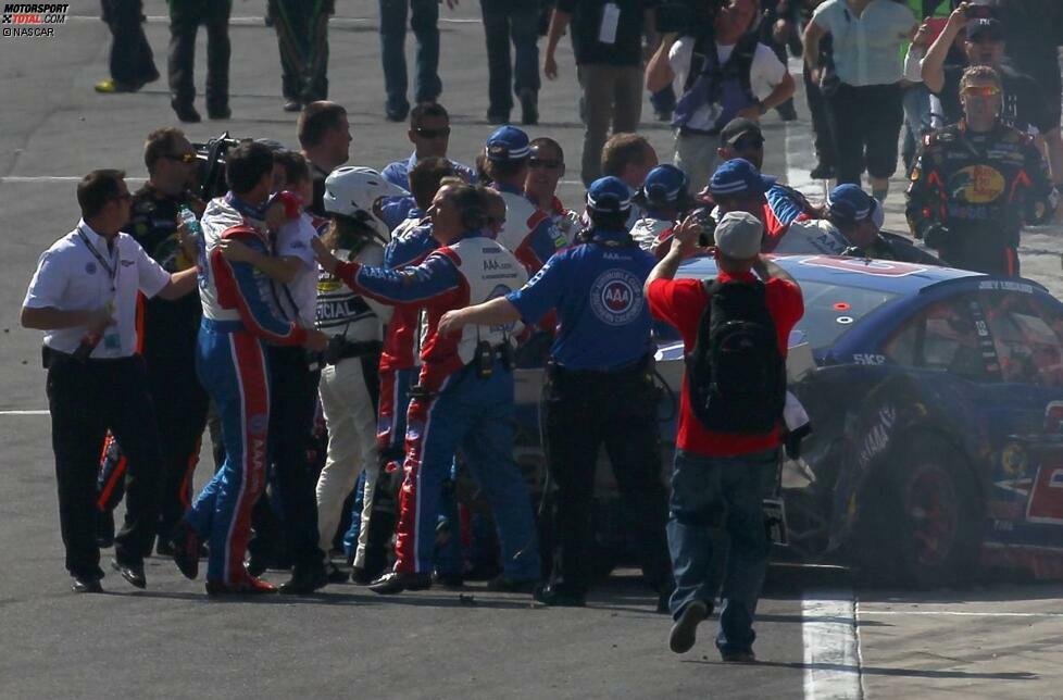 Hamlin verletzt sich dabei schwer an der Wirbelsäule und Tony Stewart platzt der Kragen. 