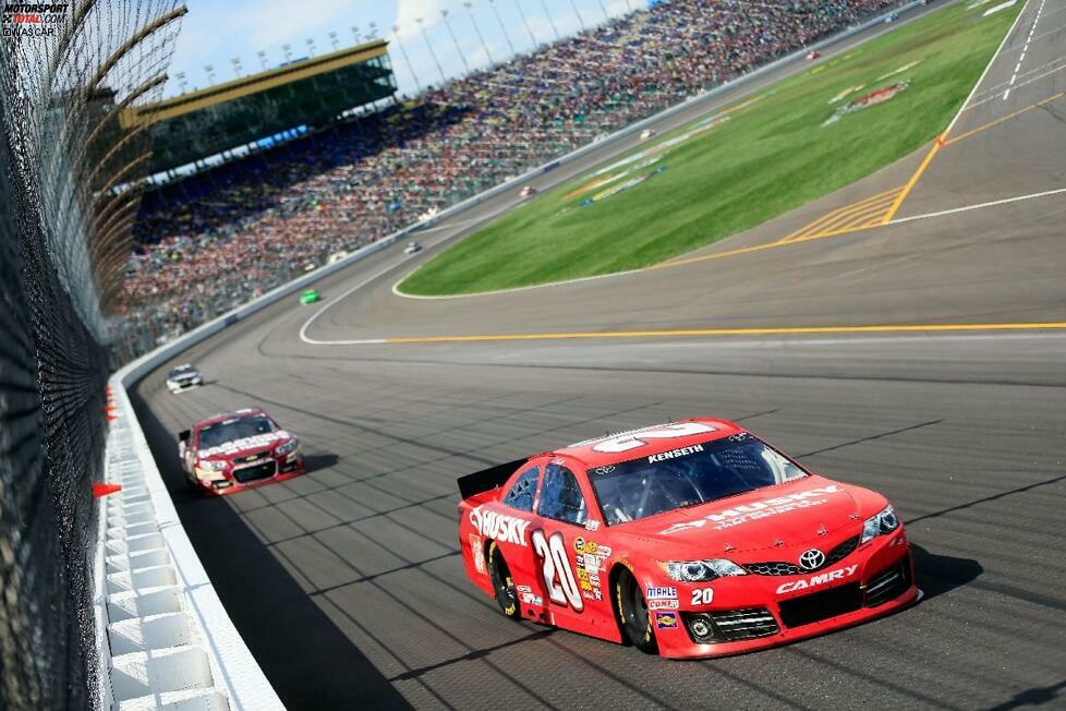 Kenseth in Kansas oder die Gibbs-Dominanz auf den 1,5 Meilern geht weiter. Der Gelackmeierte ist Kasey Kahne (Hendrick-Chevrolet), für den 2013 ein zweiter Platz hinter einem Gibbs-Piloten fast an der Tagesordnung steht.