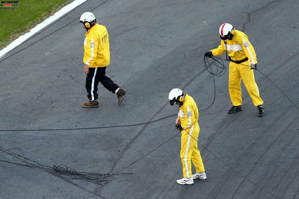 Der große Aufreger in Charlotte ist das gerissene Seil der fliegenden TV-Kamera über den Tribünen. Nach dem Nationwide-Horrorcrash von Daytona ist es bereits das zweite Mal, dass Zuschauer verletzt werden.