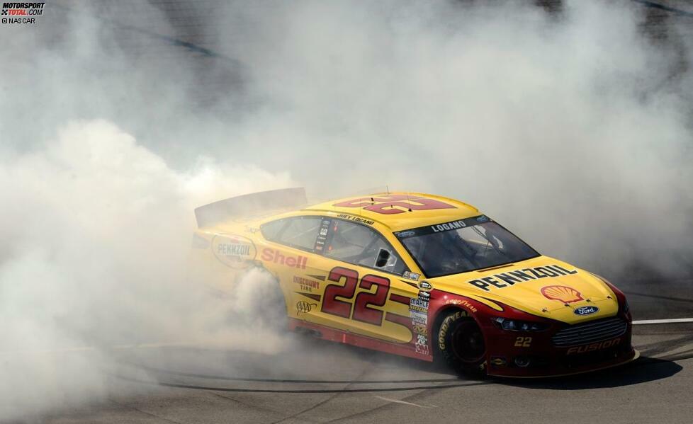 Joey Logano sorgt in Michigan für die Burnouts. Sein Sieg bringt ihn sozusagen in den Chase. Trotzdem stehen für alle Ford-Piloten am Ende nur sechs Saisonsiege zu Buche. Zu wenig.