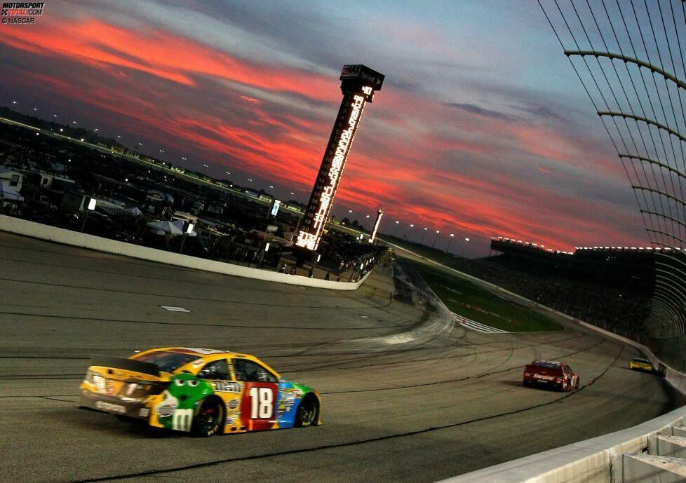 Auch Kyle Busch macht weiter Druck: Sonnenuntergang in Atlanta und wieder einmal ein Gibbs-Toyota in der Victory Lane. Am Saisonende hat die Gibbs-Truppe 12 von 36 Saisonrennen gewonnen.