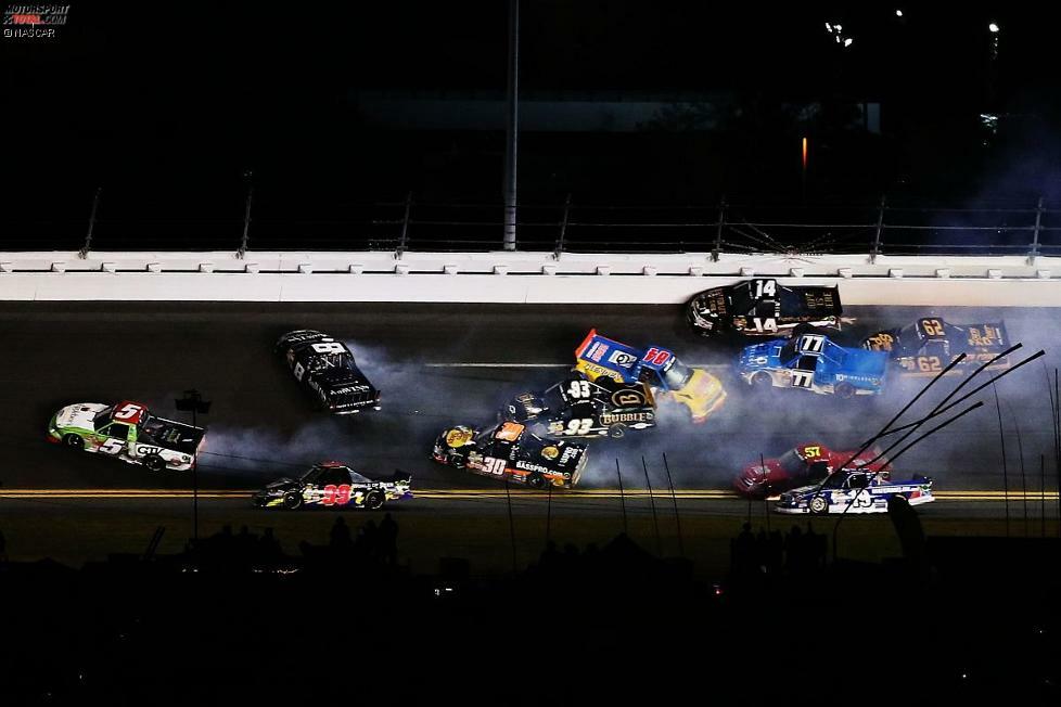 Auch das Truck-Rennen von Daytona ging nicht ohne Massencrash über die Bühne. Es erwischte einige Hinterbänkler, sodass die Zuieldurchfahrt unter Gelber Flagge geschah.