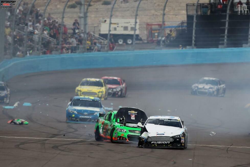 Eine Woche später in Phoenix erleidet Danica Patrick einen von vielen Reifenschäden. David Ragan kann nicht mehr ausweichen und gibt dem giftgrünen Patrick-Chevy auf der Start-/Zielgeraden eine Breitseite.