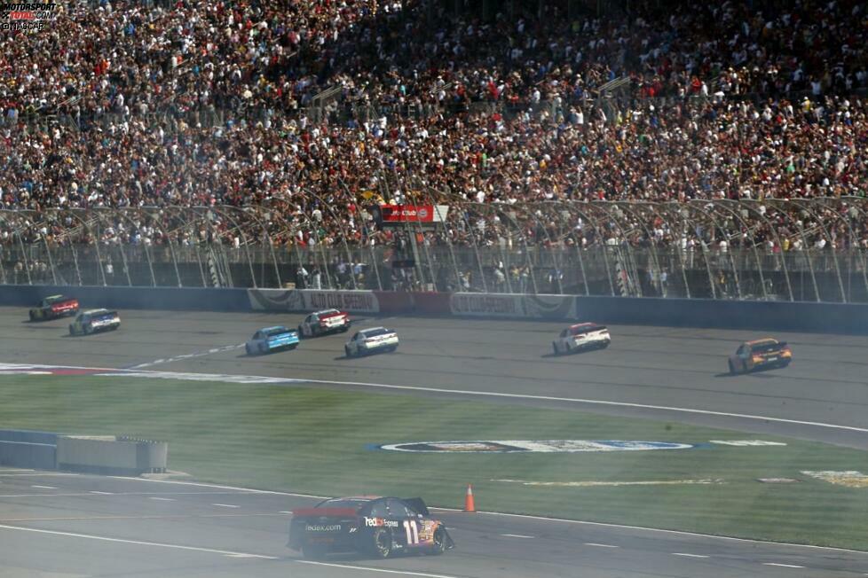 Joey Logano und Denny Hamlin liefern sich zu Saisonbeginn ein emotional geführtes Privatduell. Unrühmlicher Höhepunkt ist das Finale in Fontana, als Hamlin (11) frontal in die innere Streckenbegrenzung einschlägt und sich dabei an der Wirbelsäule verletzt. Hamlin fällt mehrere Wochen aus.