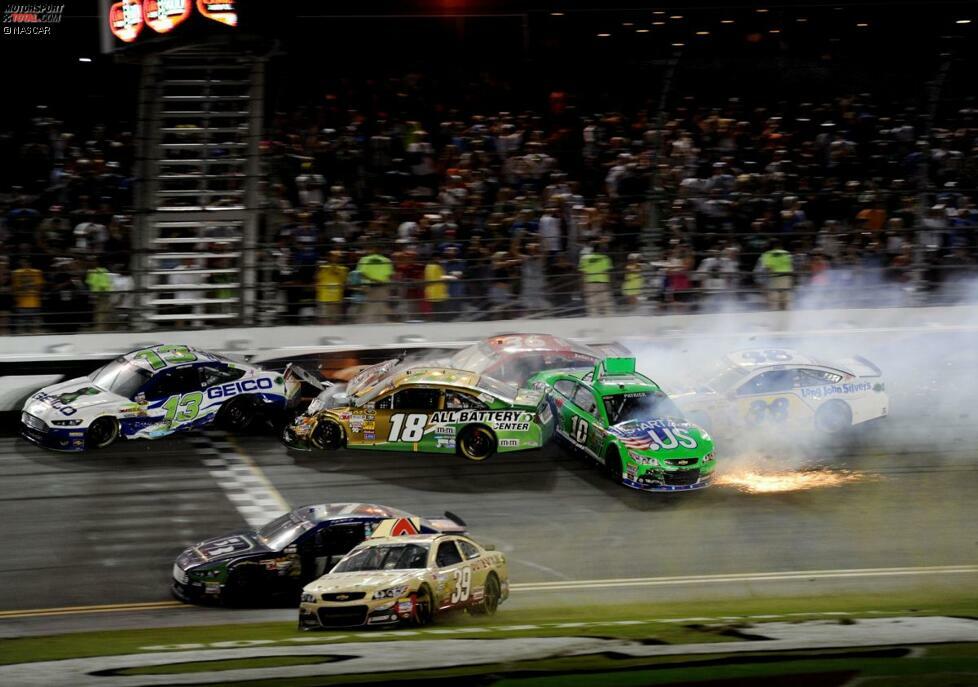 Das Juli-Rennen von Daytona - und wieder kracht es: Verwickelt sind unter anderem Kyle Busch (18) und Danica Patrick (10).