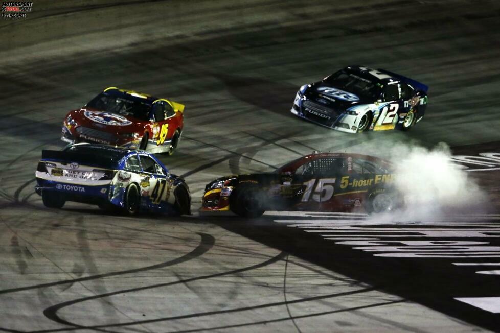 Clint Bowyer (15) erlebt eine Auseinandersetzung mit Altmeister Bobby Labonte (47).