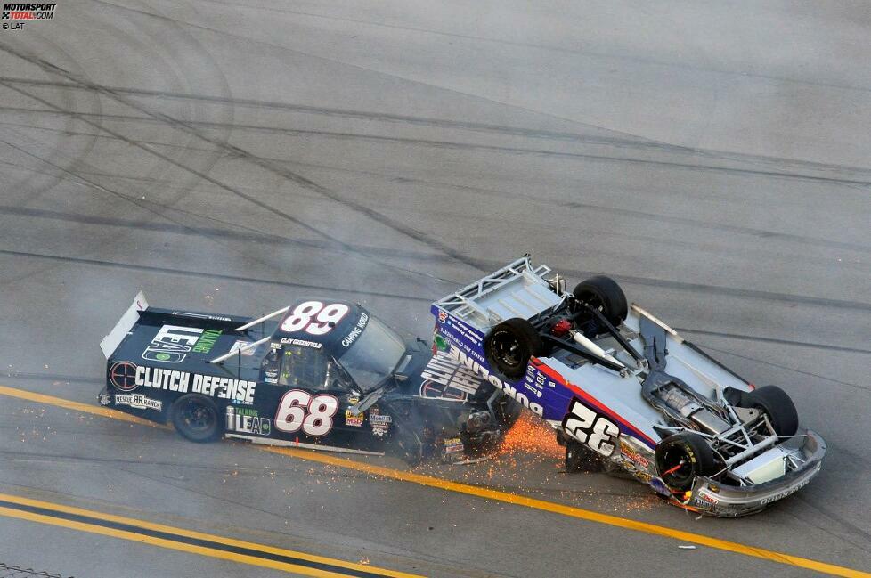 Talladega erlebt ein spektakuläres Truck-Rennen mit Miguel Paludo (32) kopfüber.