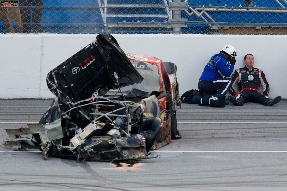 Gaststarter Kyle Busch war ebenfalls verwickelt und muss neben seinem Wrack erst einmal tief durchatmen.