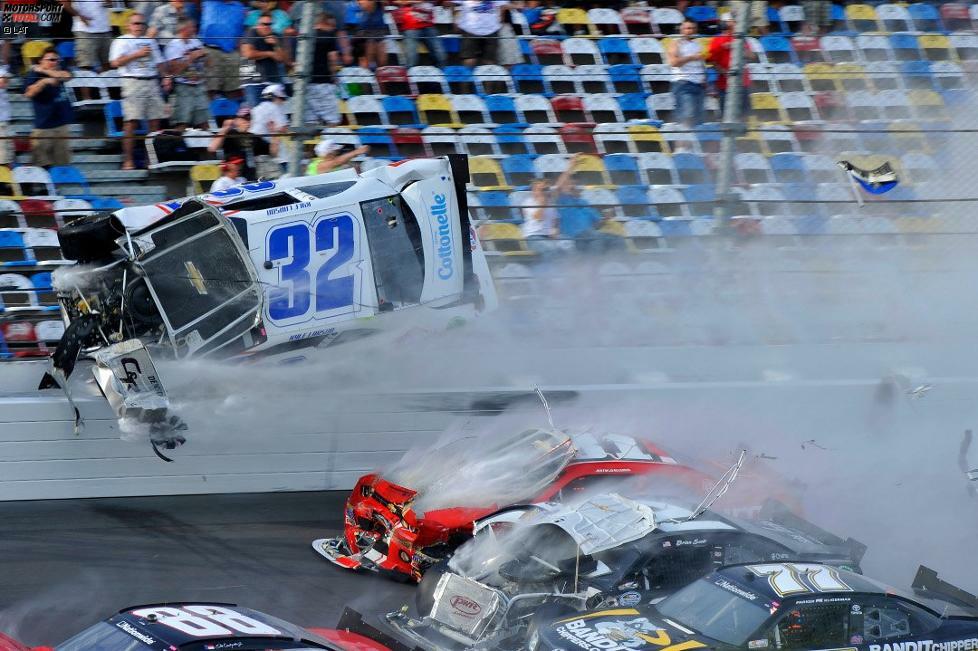 Die NASCAR-Saison 2013 sah einige haarsträubende Unfälle, die glücklicherweise zumeist glimpflich ausgingen. Der größte Glückspilz war sicher Kyle Larson (32) im Nationwide-Rennen von Daytona vom Februar 2013. Der heftigste Unfall des Jahres.