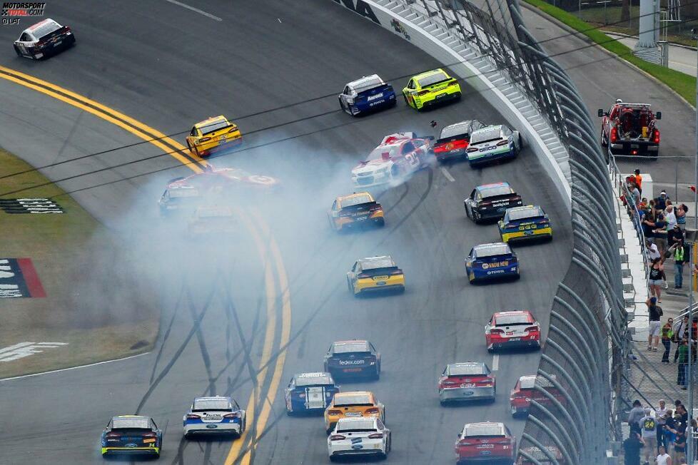 Auch am Sonntag im Daytona 500 kracht es: Hier erwischt es Kevin Harvick (29) und Juan Pablo Montoya (42) früh im Rennen.