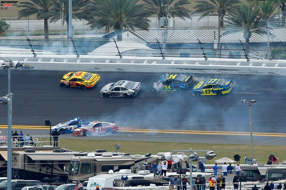 Später kollidieren gleich sechs Ford Fusion: Carl Edwards (99), Trevor Bayne (21), David Gilliland (38), Terry Labonte (32), David Ragan (34) und Ricky Stenhouse (17). 